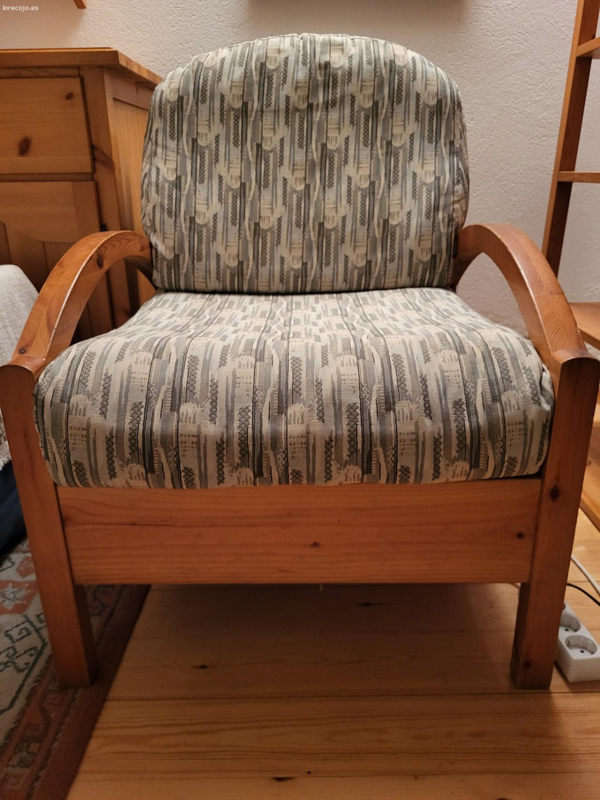 sofá 3 plazas y butaca conjunto. Estructura madera de pino y cojines de papiceria lavable en buen estado.