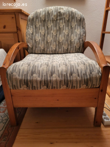 sofá 3 plazas y butaca conjunto. Estructura madera de pino y cojines de papiceria lavable en buen estado.